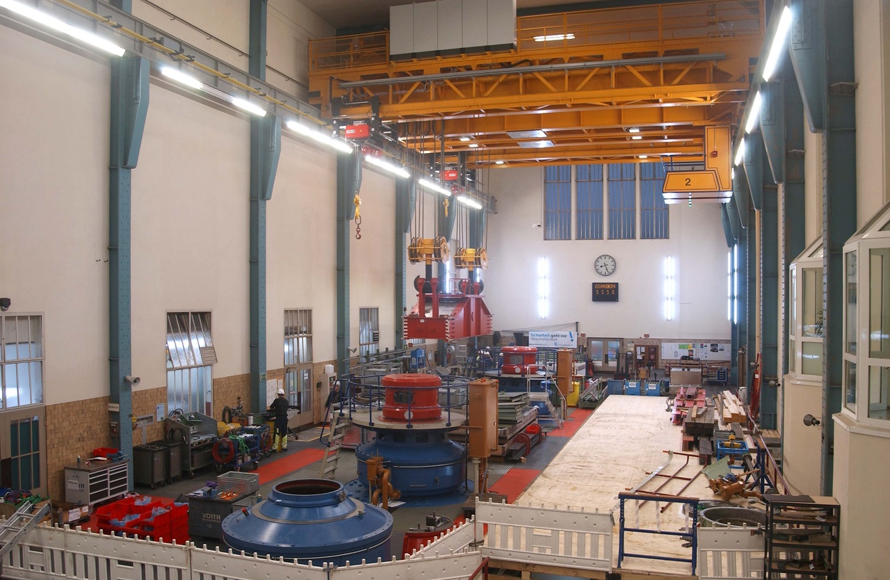 Konecranes hat die Maschinenhaus-Zweiträgerbrückenkrane mit neuen Hilfshubwerken und digitalen Features ausgestattet.