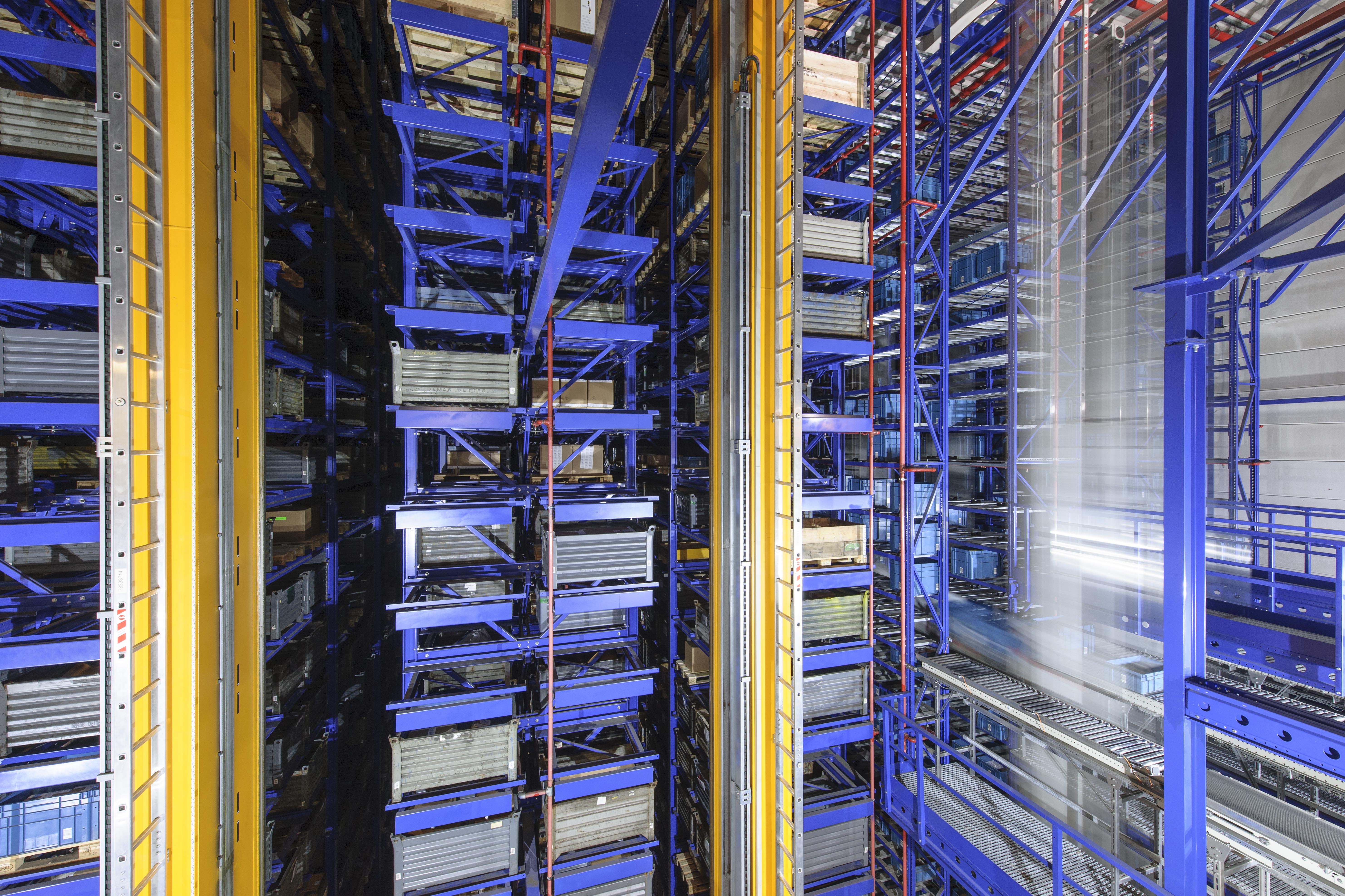 Vollautomatisches Hochregallager (HRL) mit Palettenstellplätzen und Regalbediengeräten