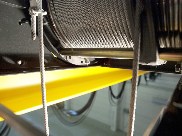 Elektroseilzug mit Seiltrommel und Seilführung