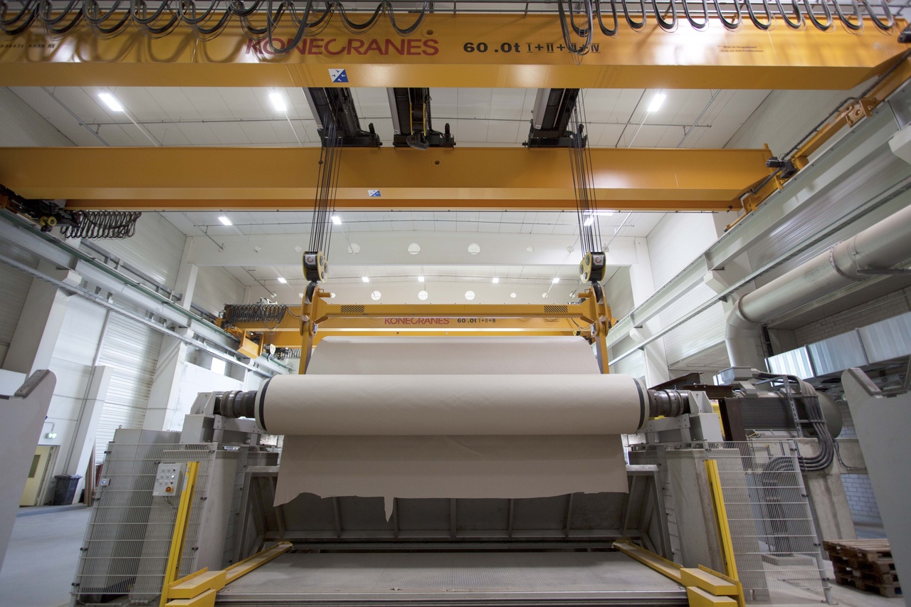 Krane sorgen für hoch effiziente Prozessabläufe rund um die Hightech-Papiermaschine.