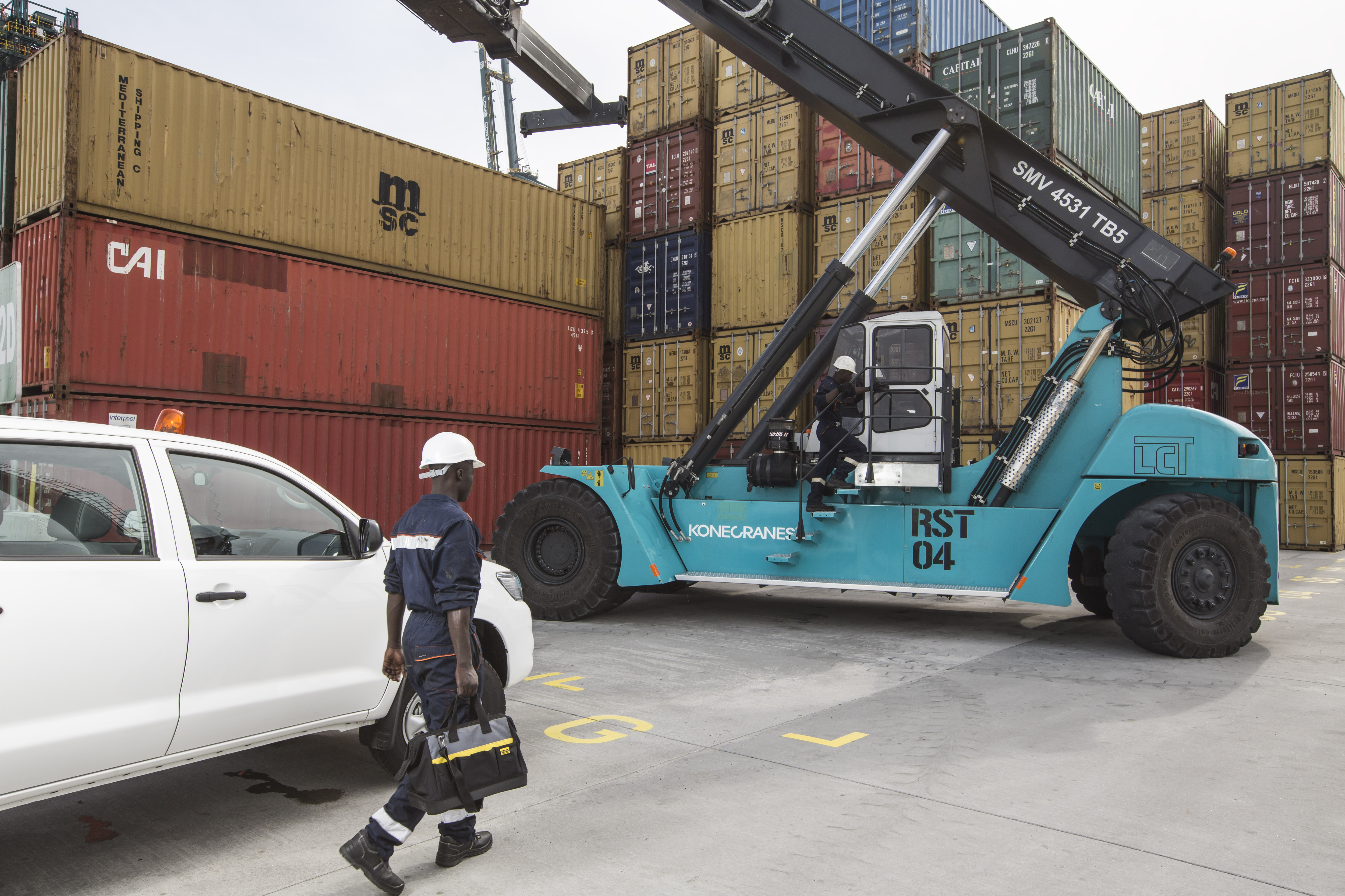Service guy working to lift truck