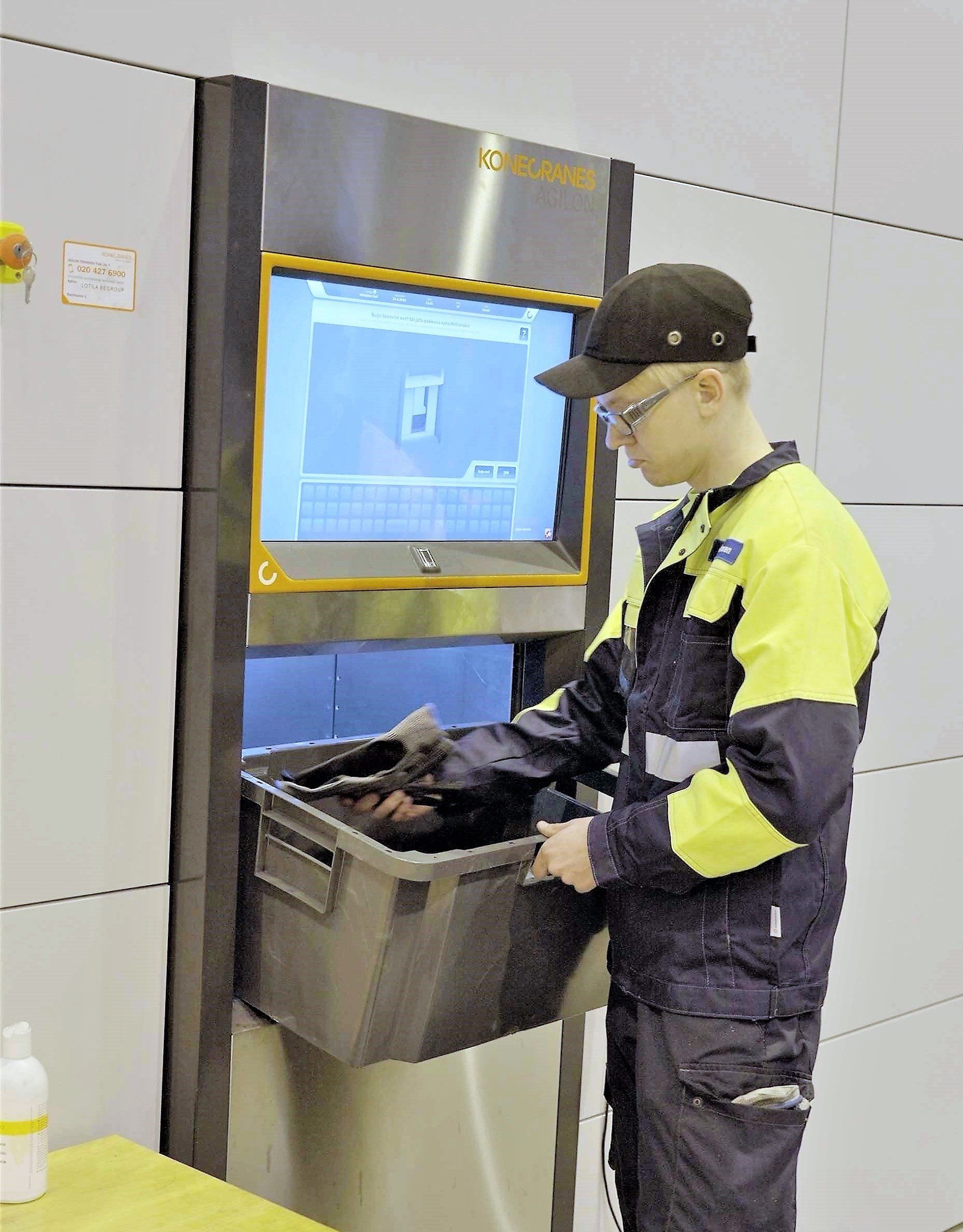 Personal protective equipment and machine parts are already 100% in Agilon. In the photo, an employee handles package sent to the access point.