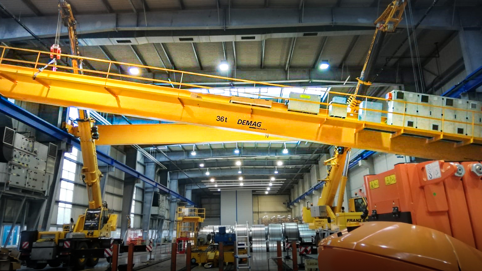 Schwere Rollen sicher tragen: Die beiden Zweiträgerbrückenkrane im Coil-Lager von Welser Profile transportieren das Rohmaterial für die Produktion und müssen stets zuverlässig arbeiten.