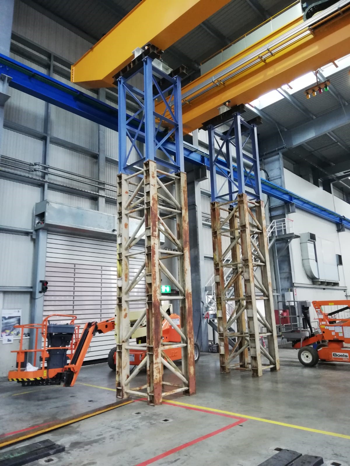 Krane heben Krane: Bis zu vier Autokrane transportieren die mehr als 24 Meter lange neue Kranbrücke für Welser Profile sicher in das Coil-Lager.