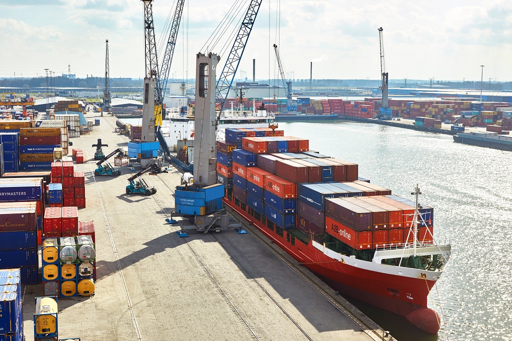 Reach Stacker und Hafenmobilkrane von Konecranes arbeiten am niederländischen Terminal Moerdijk zusammen.