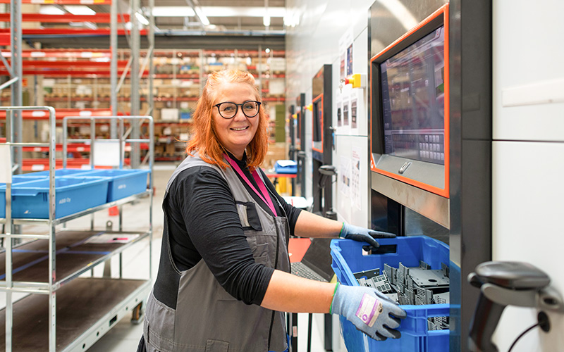 ABB Smart Power worker picks items with Agilon system