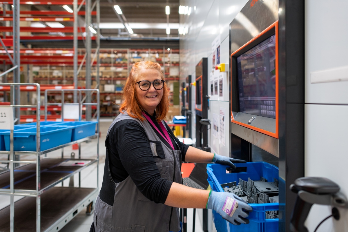Happy ABB automated warehouse Agilon user in front of the agilon