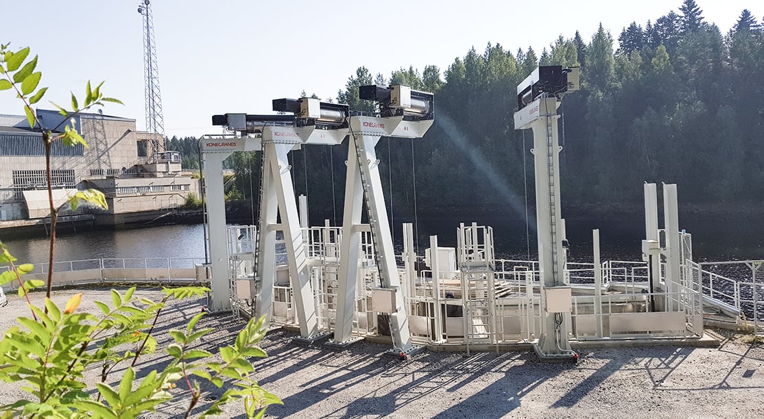 Cranes for fish trap-and-transfer