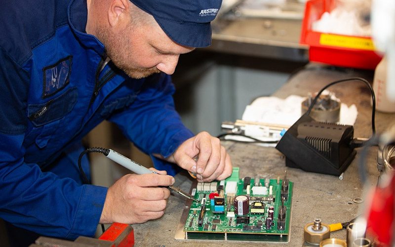 Juustoportti maintenance worker