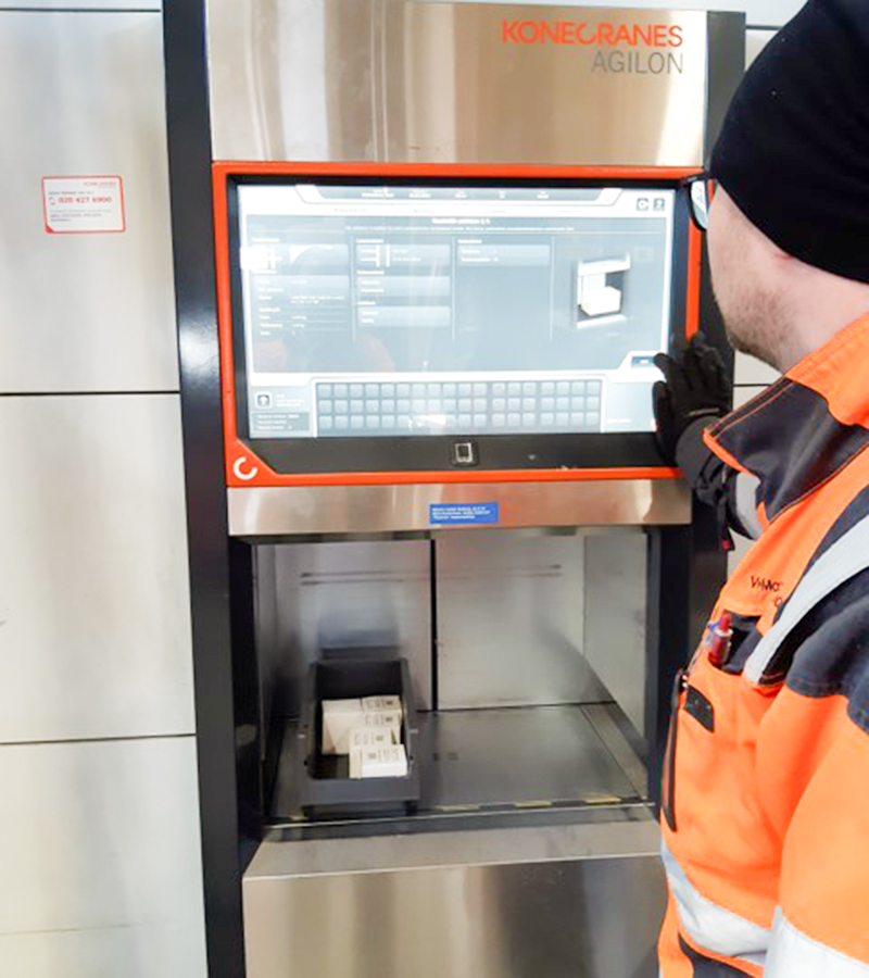 Kamet-Röbäcks worker using automated storage Agilon