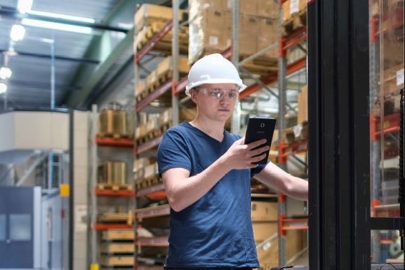 A warehouse worker uses Agilon Mobile to interact with the Konecranes Agilon automated storage system. With real-time inventory data and automated material handling, Agilon streamlines operations and supports process-driven inventory accuracy.