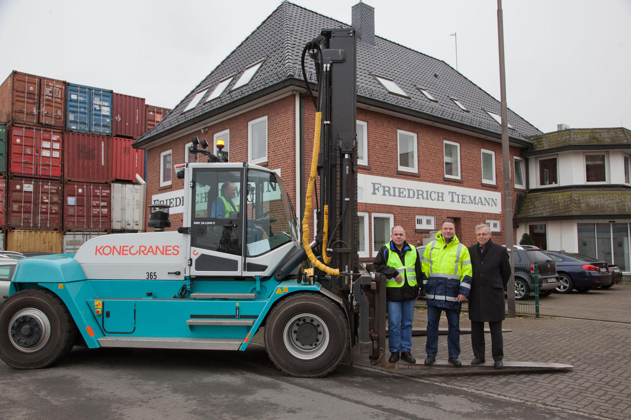 Gabelstapler mit 16 Tonnen Tragkraft, 5,75 Meter Gesamthöhe sowie hydraulischer Seitenschub- und Gabelverstellung