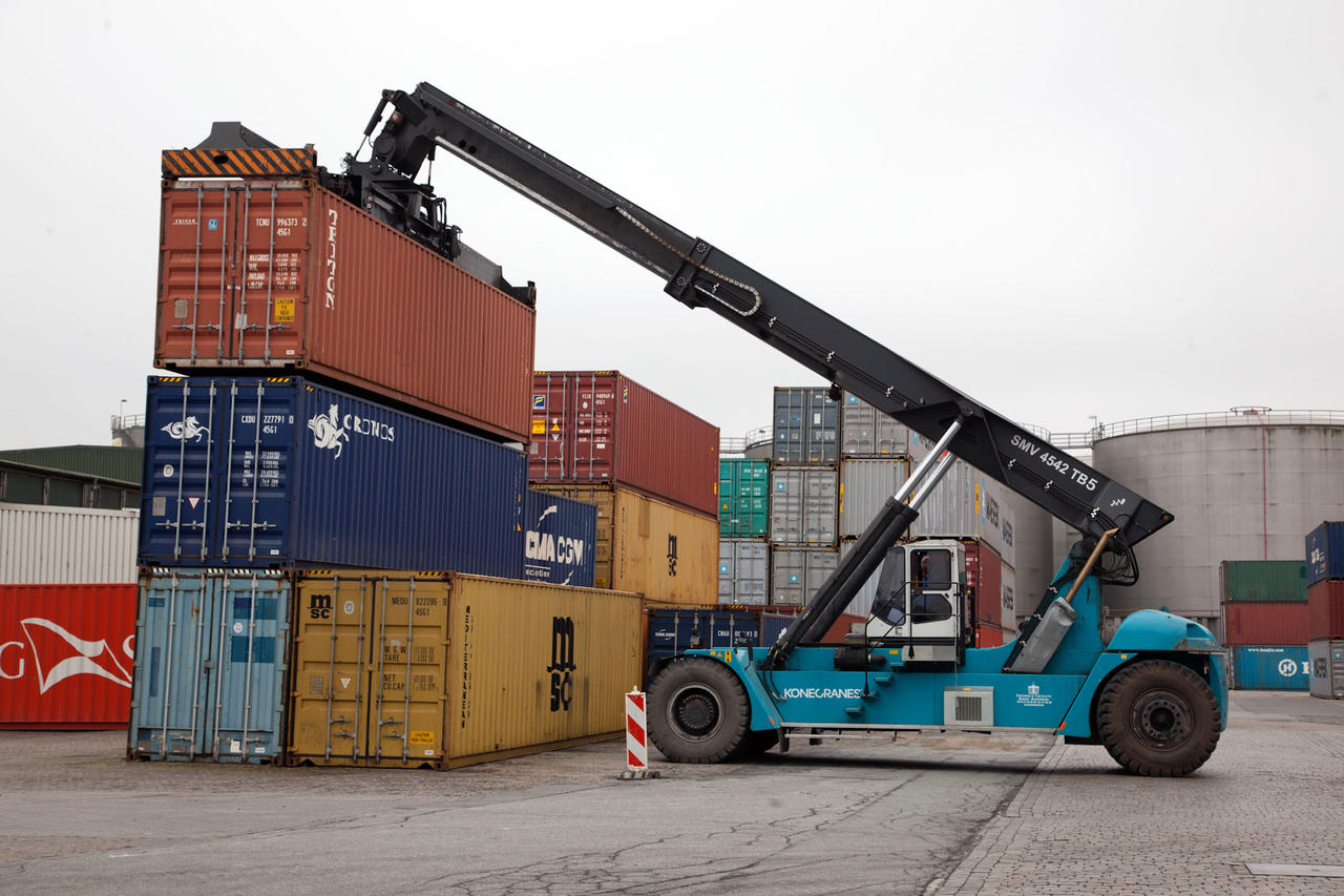 Reach Stacker von Konecranes erfassen das Containergewicht