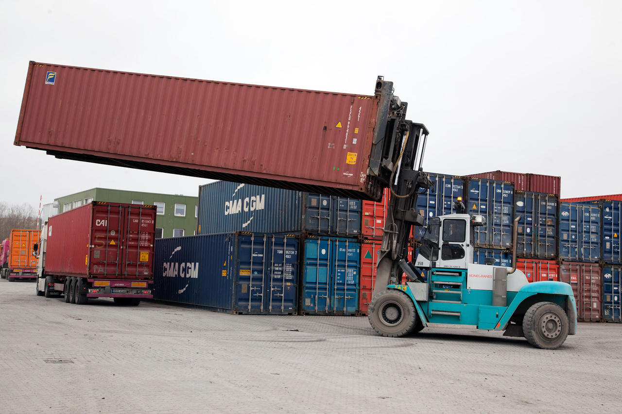 Konecranes-Lifttrucks der Generation C mit Stirnspreader transportieren Container mit bis zu 8 Tonnen 