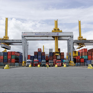 DPW Antwerp Gateway_Konecranes Gottwald ARMGs.jpg