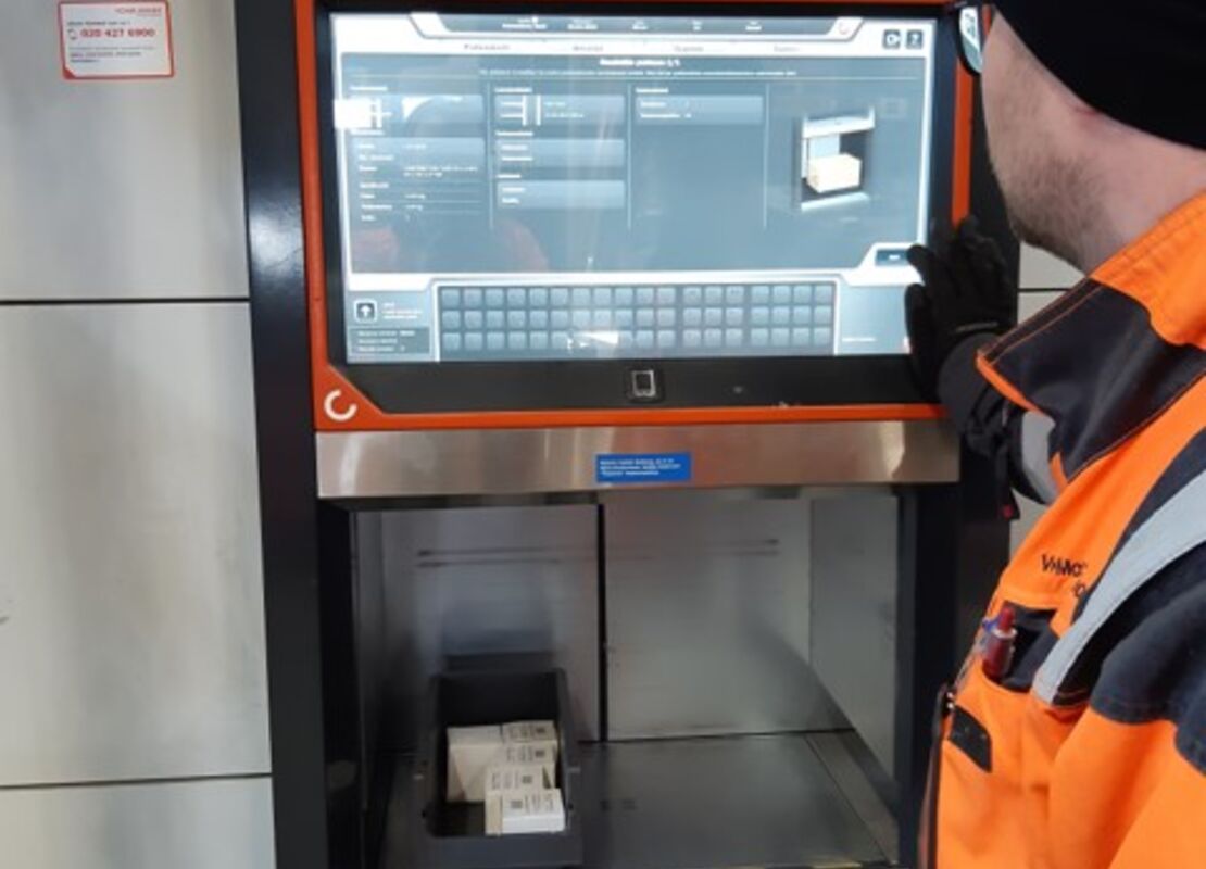 Steel-Kamet worker storing a package to the Automated warehouse Agilon