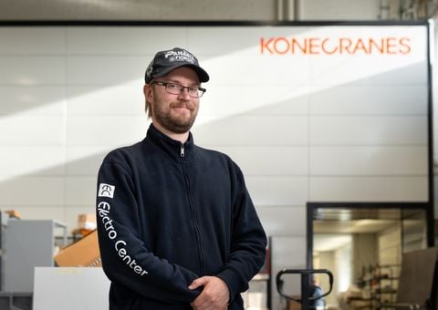 Warehouse worker Antti Toijanen in front of the Agilon warehouse