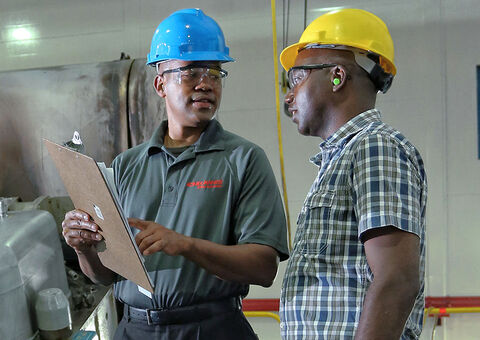 Konecranes expert and customer discuss inspections