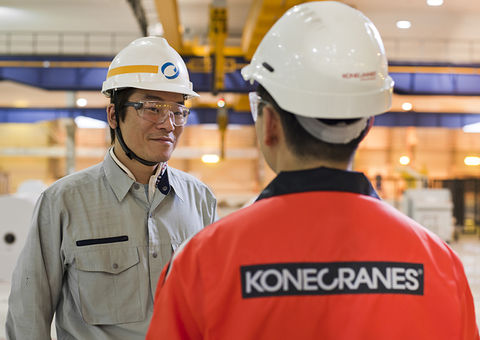 Konecranes technician consults with customer