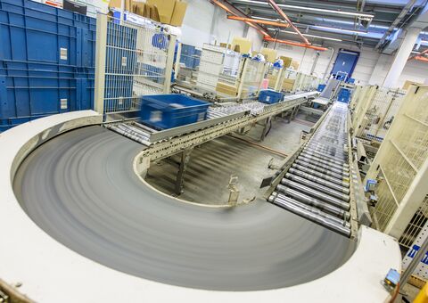 Anlagenzuverlässigkeitsanalyse für Hochregallager und Regealbediengeräte