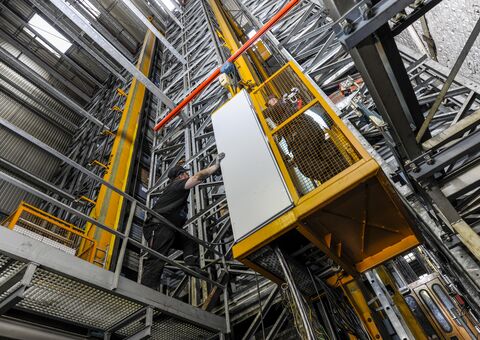 Demag Servicetechniker sind Spezialisten für Services rund um Ihr Hochregallager