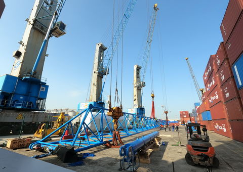 Assembling of a mobile harbor crane