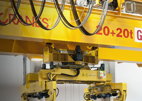 Crane with rotating hook