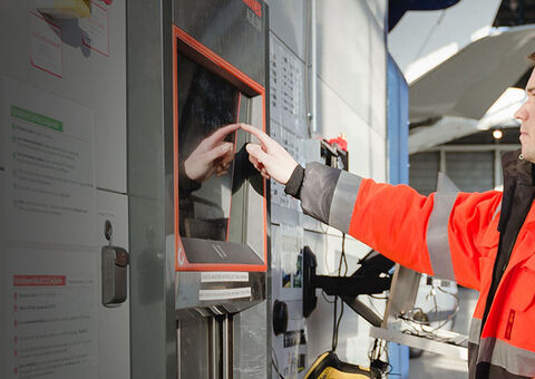 Aircraft maintenance worker using Agilon system
