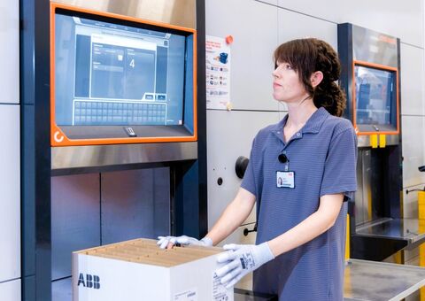 Operator using the Agilon inventory management interface for order picking