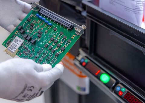 Light-guided picking of an electronic component with Agilon