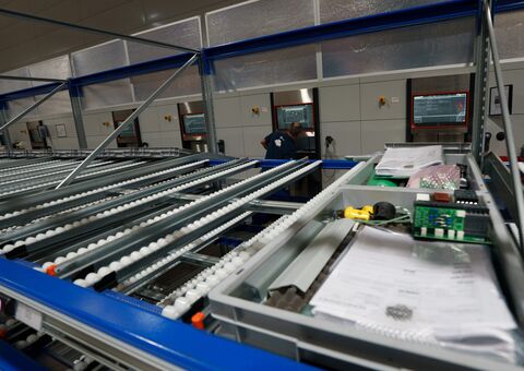 Light-guided flow rack integrated with Agilon for configure-to-order picking