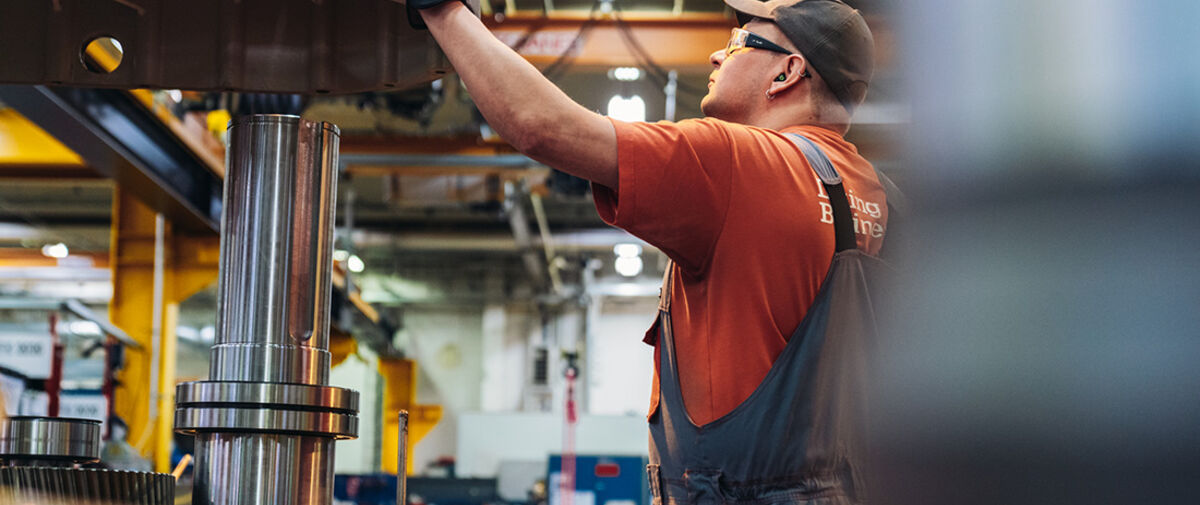 Decarbonizing hoist and crane production