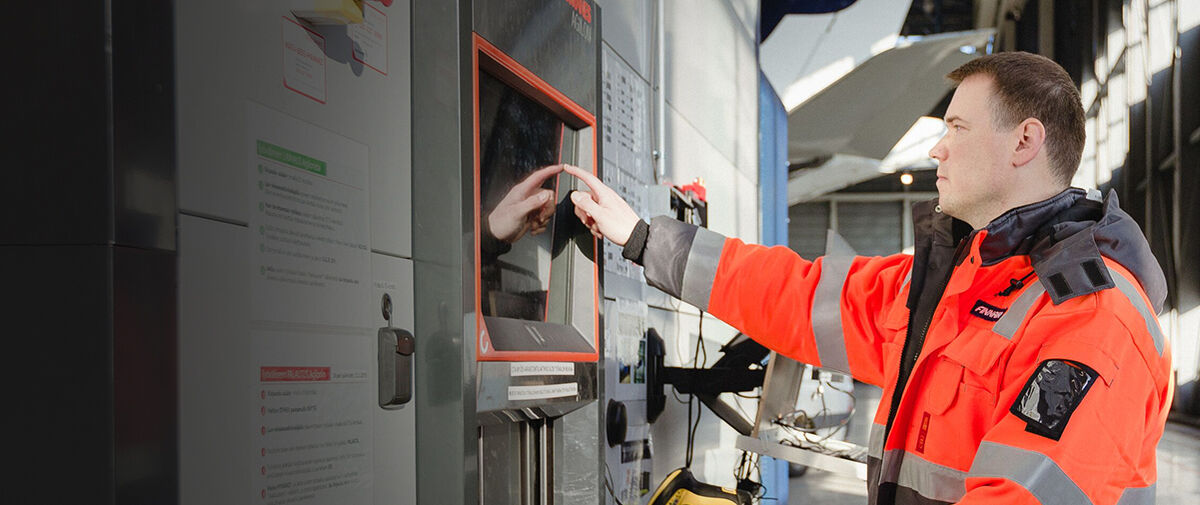 Aircraft maintenance worker using Agilon system