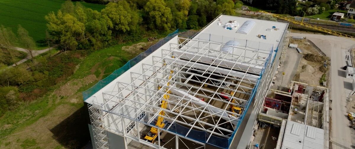 New production hall in Bad Schönborn: A tailored Konecranes crane system supports the safe and precise production of larger machines. (Image source: Konecranes)