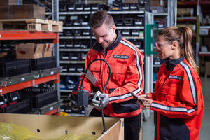 Kuvassa opiskelijoita Konecranesilla.