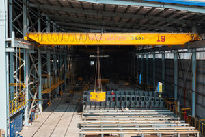 Double girder crane at vard