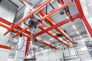Effizienter Materialfluss ohne Bodenhindernisse mit Konecranes KBK Einträger-Hängekran.