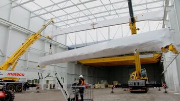 Heavy-duty lifting for final assembly: Two Konecranes double-girder overhead travelling cranes (150 t and 80 t) operate in tandem to lift upper structures weighing up to 230 tonnes safely into position. (Image source: Konecranes)