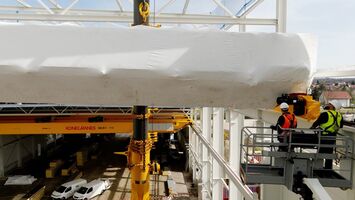 Improved production efficiency: The Konecranes crane installation shortens cycle times, improves process reliability, and supports the production of larger machines at the Bad Schönborn site. (Image source: Konecranes)