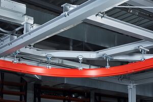 Konecranes KBK Hängebahn in Produktionshalle mit flurfreiem Materialtransport.